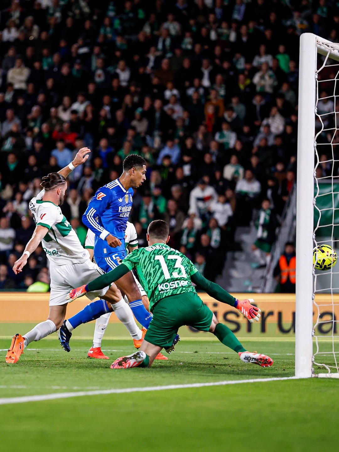 Jude Bellingham anotando el gol del 2-2 frente al Elche, culminando la jugada que rescató un punto para el Real Madrid./ Vía: @realmadrid