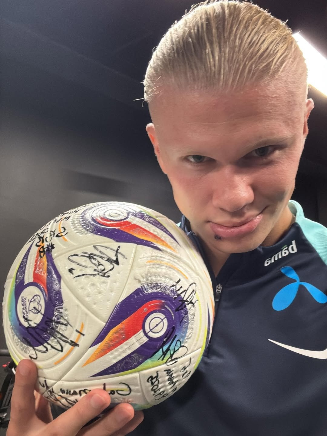Erling Haaland sosteniendo el balón tras un hat-trick esta temporada, símbolo de su estado de forma previo al Mundial 2026./ Vía: @erling
