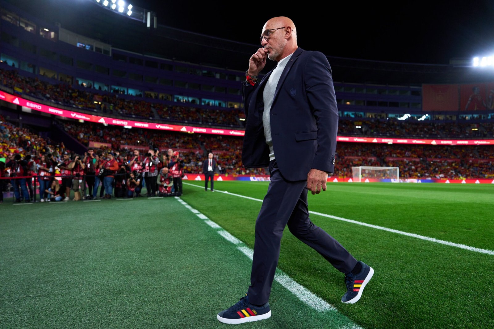 Fotografía de Luis de la Fuente, seleccionador nacional de España, durante los partidos clasificatorios para el Mundial 2026./ Vía: @SEFutbol