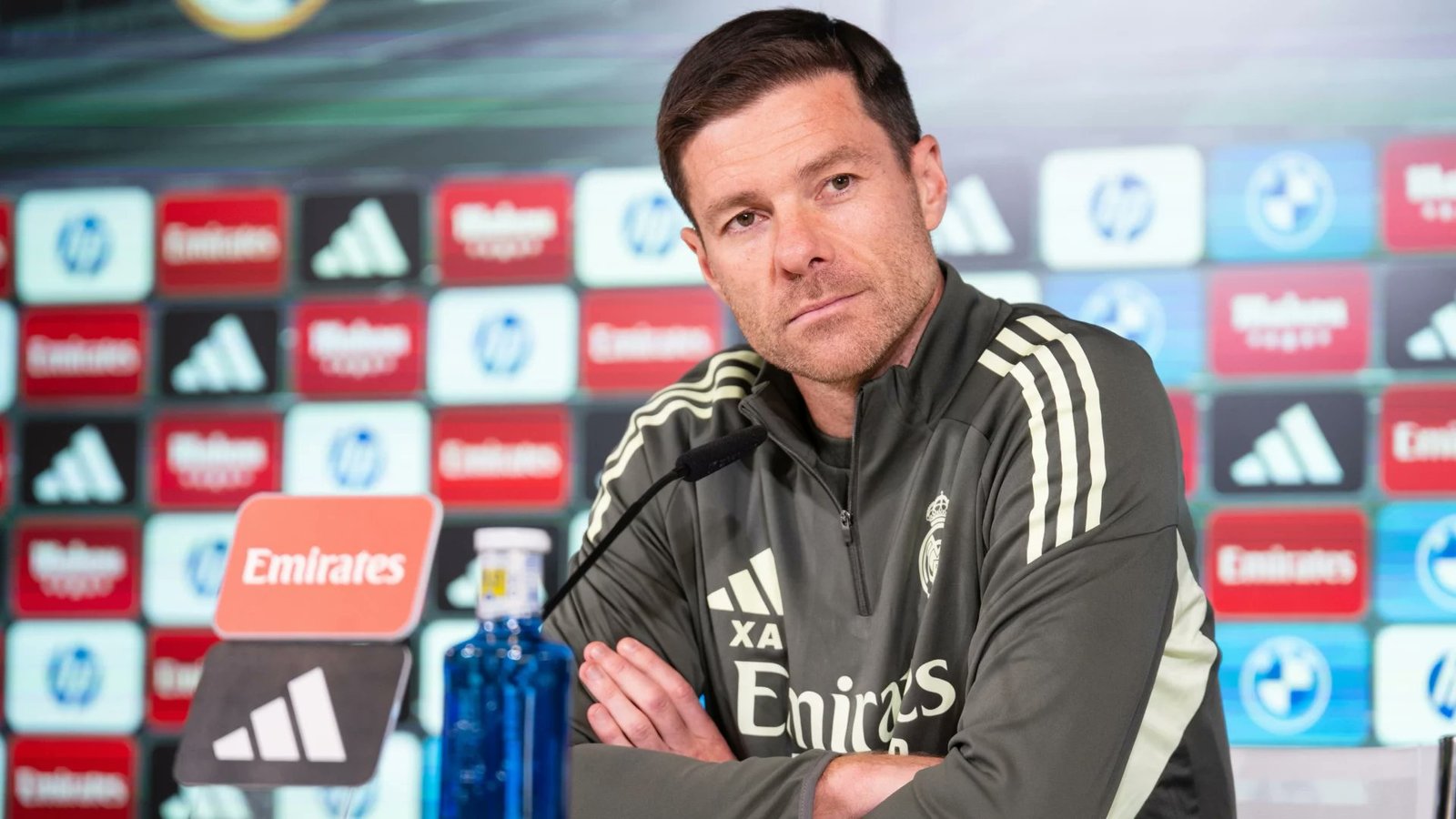 Xabi Alonso en su 43 cumpleaños pasó por rueda de prensa acompañado de Álvaro Carreras en la previa del partido ante Olympiacos./ Vía: @partidazodecope