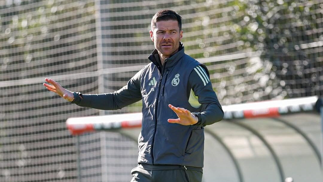 Imagen de Xabi Alonso preparando al Real Madrid en Valdebebas antes del partido ante el Athletic Club en San Mamés. El técnico trabaja en ajustar detalles tácticos tras varios encuentros sin ganar fuera de casa./ Vía: @realmadrid