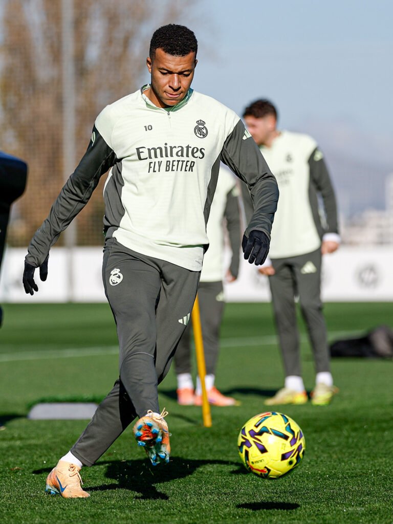 Kylian Mbappé se ejercita con el Real Madrid en la sesión previa al partido de Liga frente al Deportivo Alavés./ Vía: @realmadrid