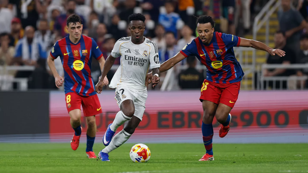 Vinicius regateando a Koundé que no ha podido frenarle en todo el partido