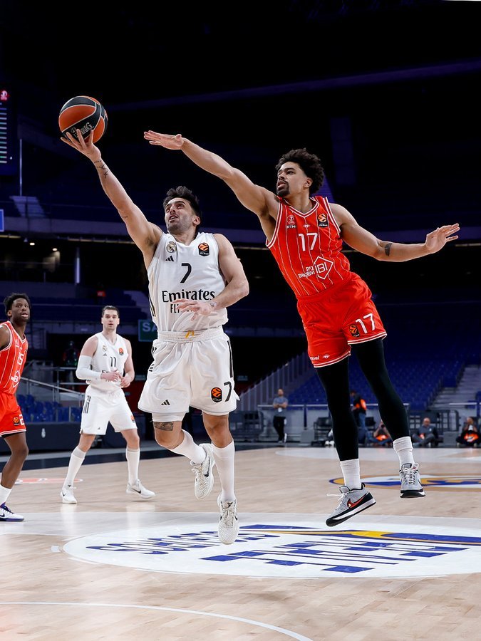 Facundo Campazzo haciendo una bandeja. Foto de Real Madrid.