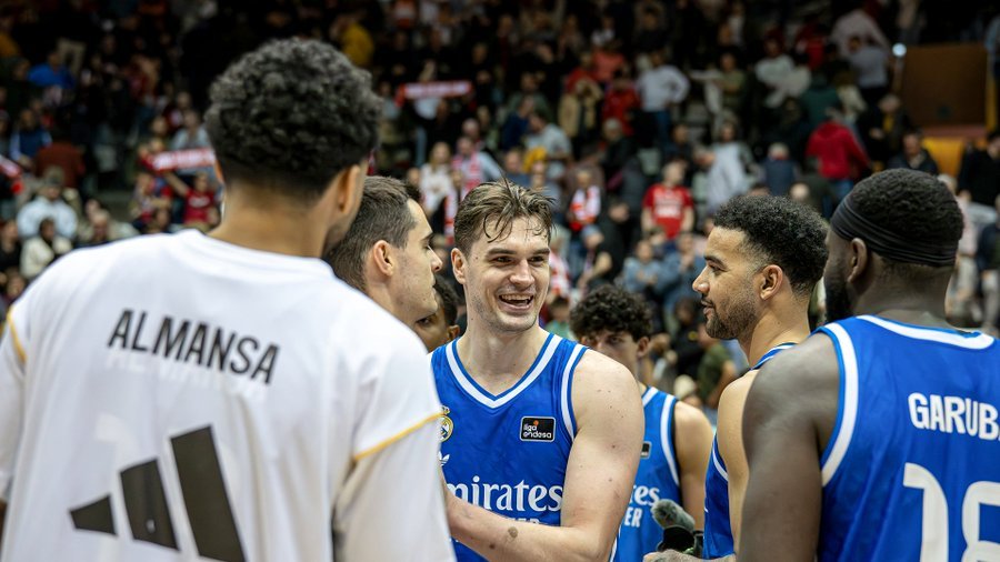 El Real Madrid de Baloncesto celebrando la victoria. Foto de Real Madrid.