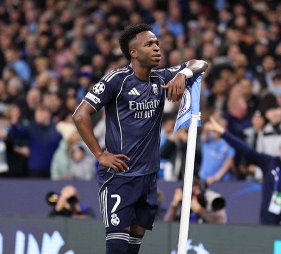 Vinicius en su celebracion tras marcar el penalti contra el Manchester City en el Etihad Stadium