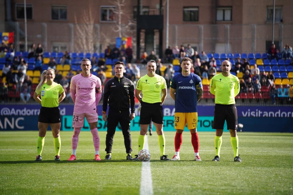 Foto inicial con los dos capitanes y los árbitros