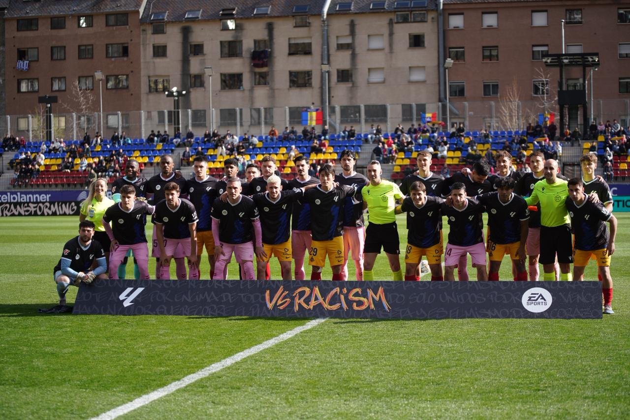 Los dos equipos con los protagonistas con una lema en común, no al racismo