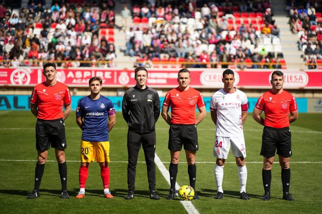 Árbitros con los dos capitanes