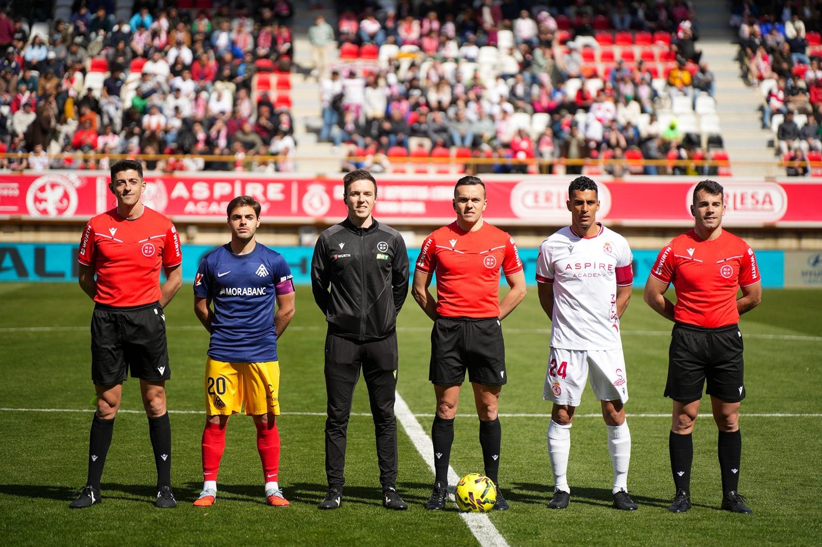 Árbitros con los dos capitanes