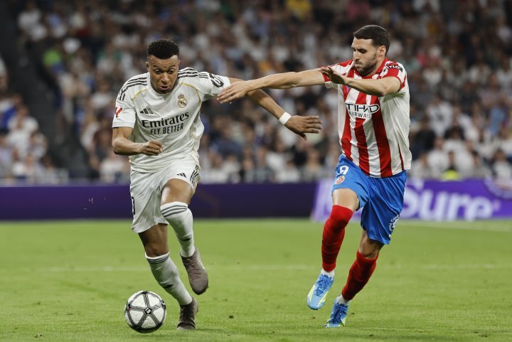 Mbappé intentando regatear a Abel Ruiz