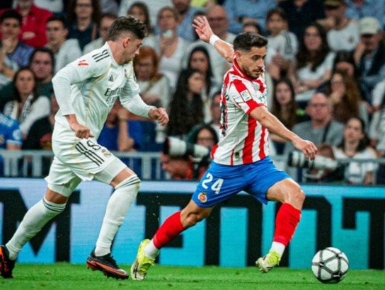 Fede Valverde defendiendo a Alex Moreno 