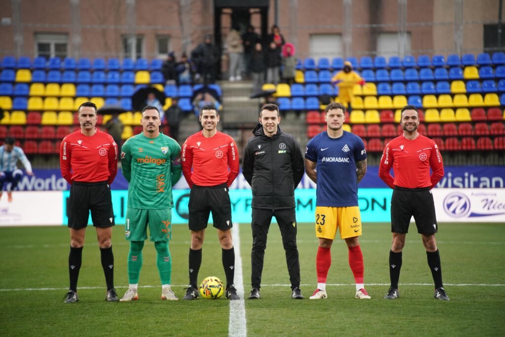 Árbitros y los dos capitanes