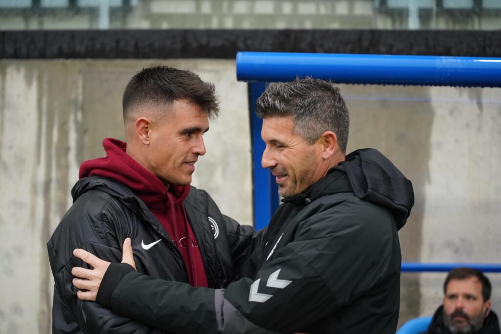 Los dos entrenadores saludanse