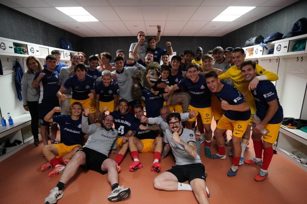 Fotografía en el vestuario con todo el equipo del FCAndorra celebrando la victoria