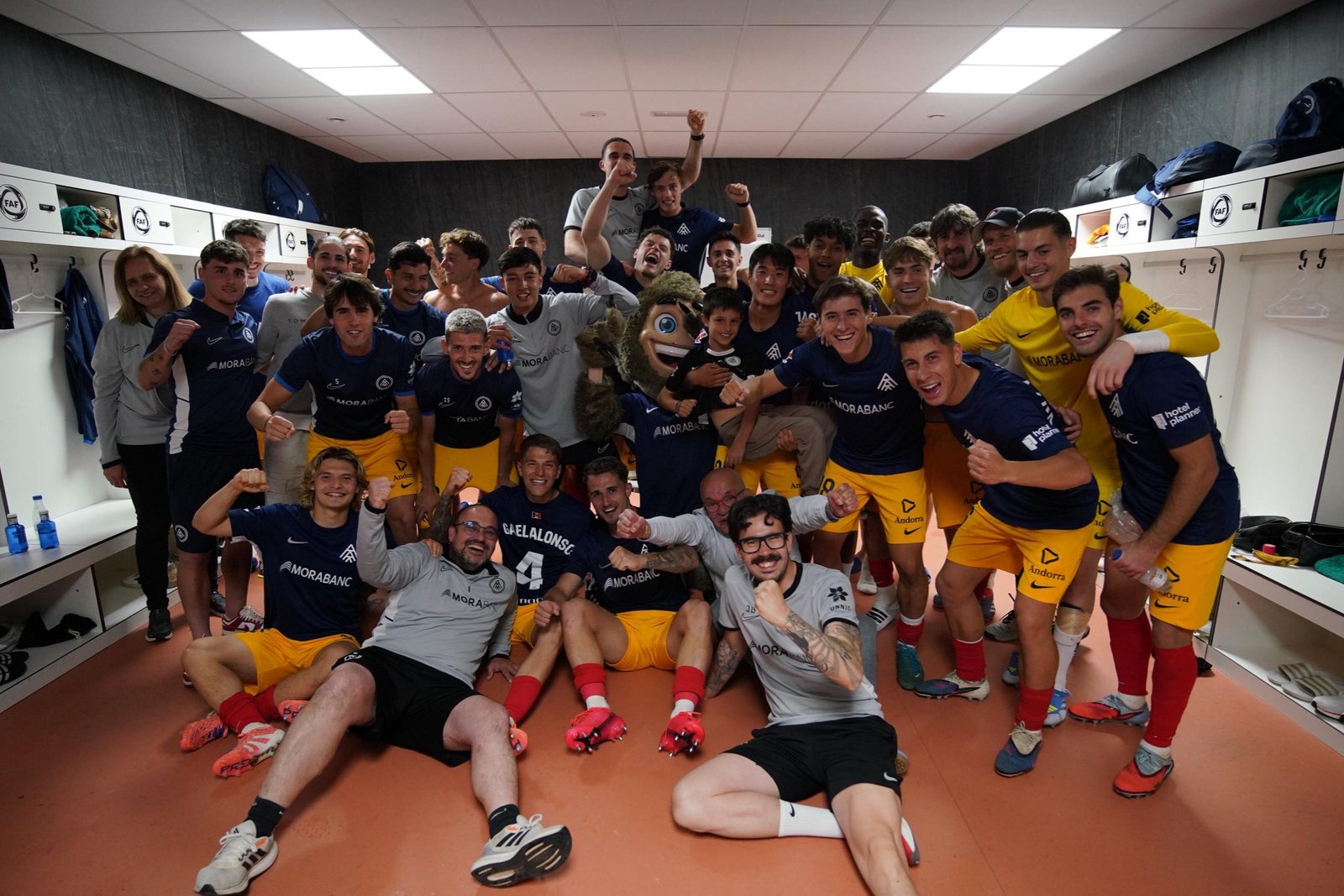 Fotografía en el vestuario con todo el equipo del FCAndorra celebrando la victoria