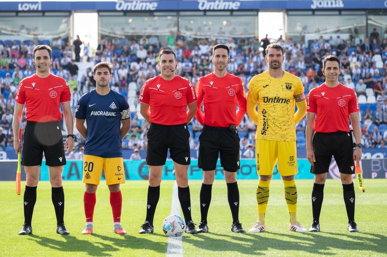 fotografía árbitros con los dos capitanes