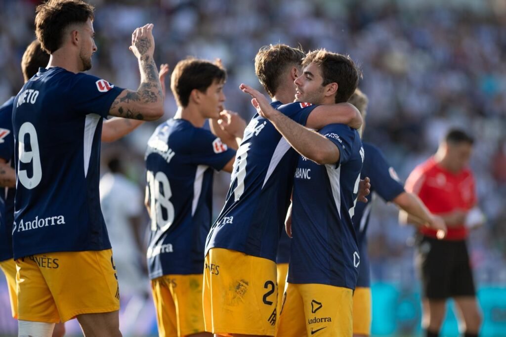 celebración del gol de Josep Cerdà con el capitán Martí Vilà y los demás compañeros