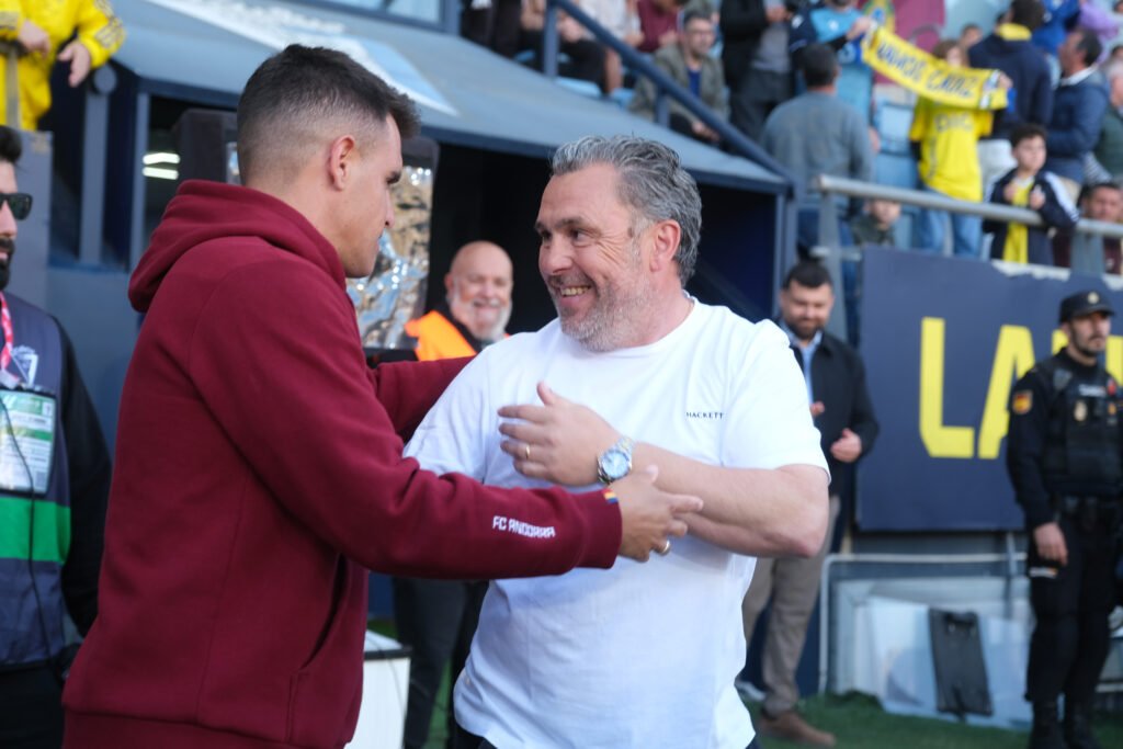 Saludo de los dos entrenadores, Sergio González y Carles Manso