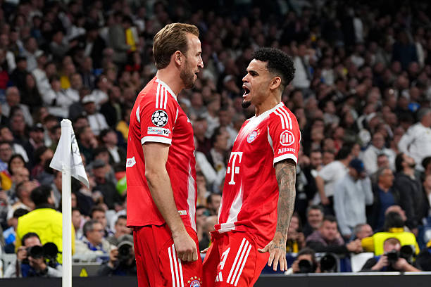 Celebración de Kane y Luis Díaz tras sus goles en el Santiago Bernabéu