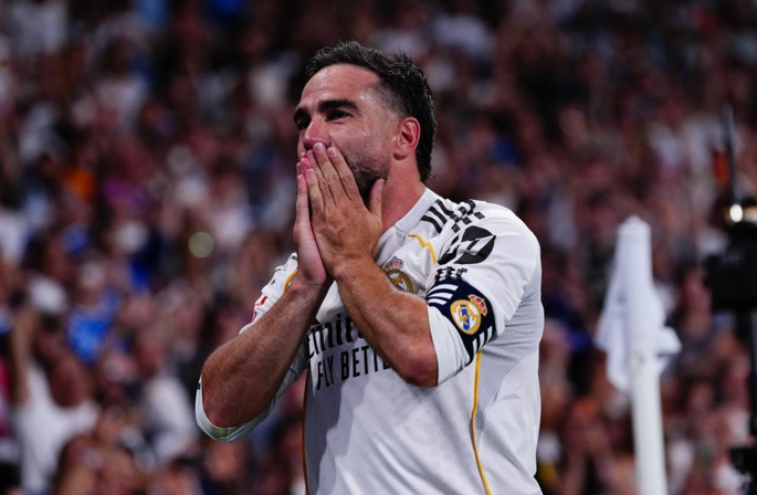 Dani Carvajal despidiendose de la grada madridista tras su último partido como jugador del Real Madrid (Foto de Luis Gabriel, Marca)