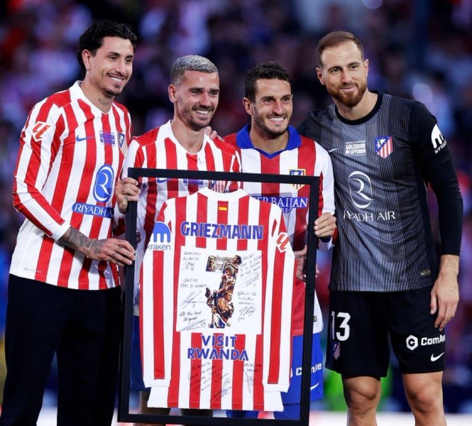 Griezmann junto a los capitanes del Atlético de Madrid en su homenaje de despedida