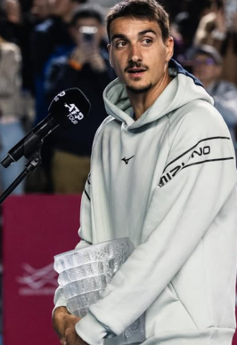 Lorenzo Sonego tras ganar el titulo de dobles en Hong Kong. Foto via: @lorenzosonego