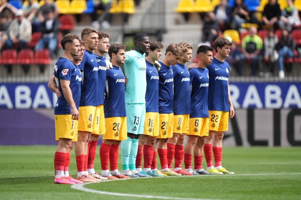 Minuto de silencio, los 11 jugadores del FCAndorra en el medio del campo