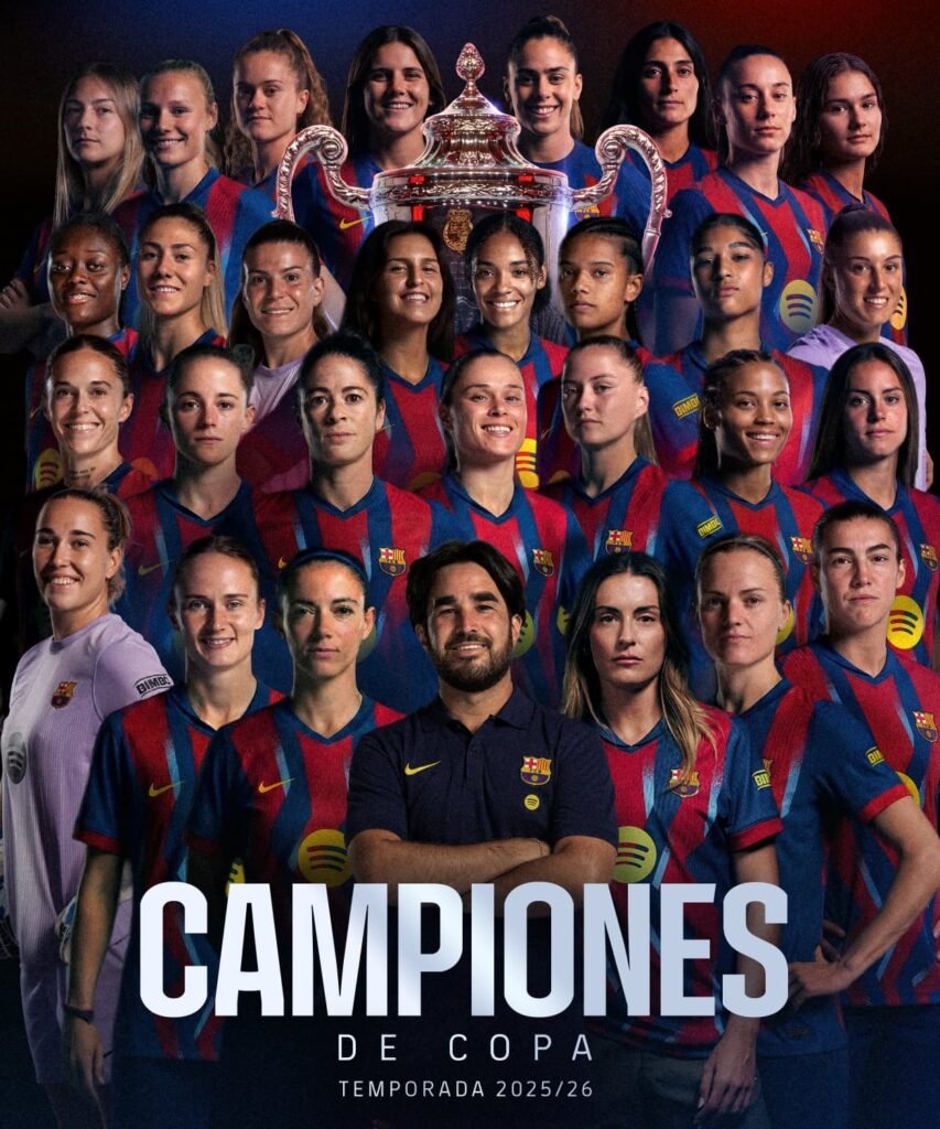 Fotografía de las jugadoras y cuerpo técnico del FCB anunciando que son Campeonas de la Copa de la Reina