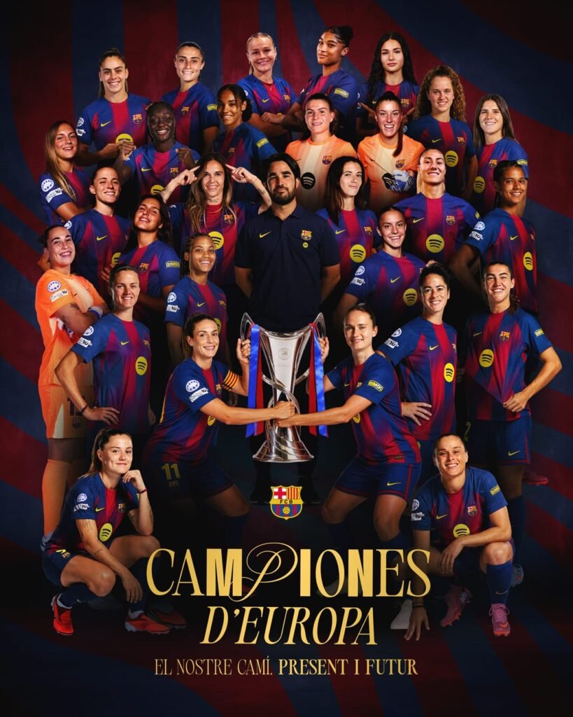 Fotografía del equipo técnico y las jugadoras con el rétulo campeonas de europa