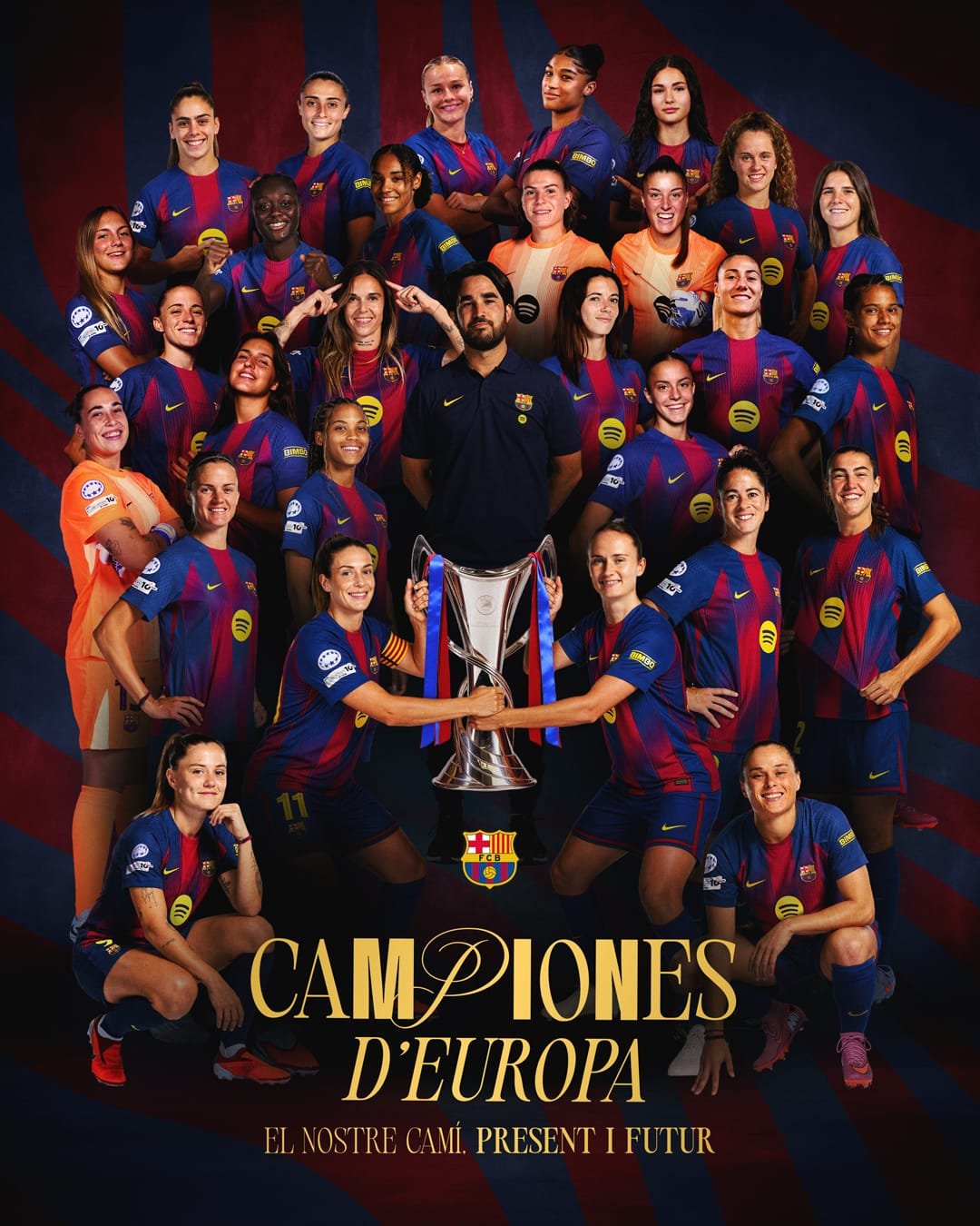 Fotografía del equipo técnico y las jugadoras con el rétulo campeonas de europa