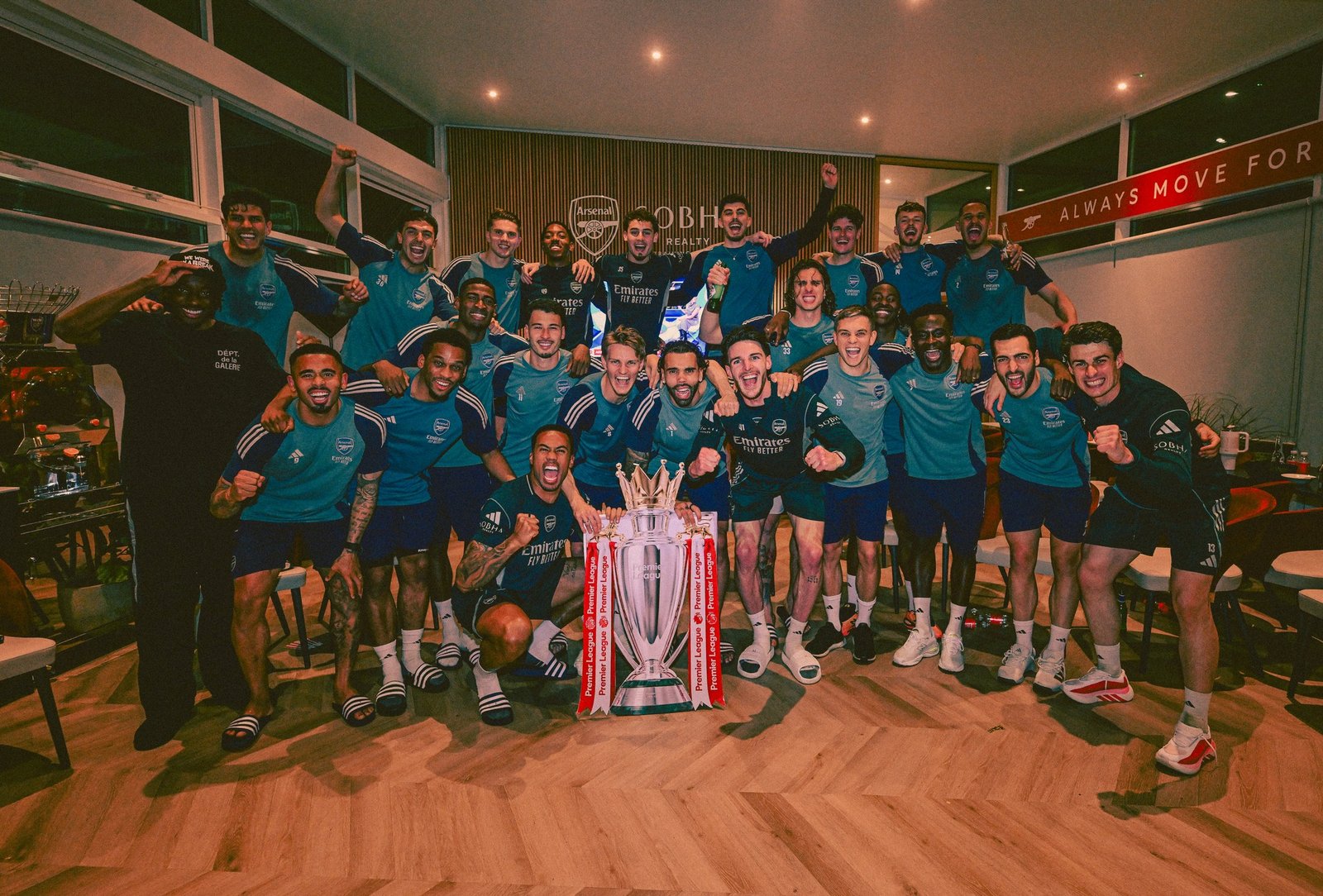 Los jugadores del Arsenal celebran el título de la Premier League tras el empate del Manchester City. (Créditos: Stuart MacFarlane/Arsenal FC via Getty Images)