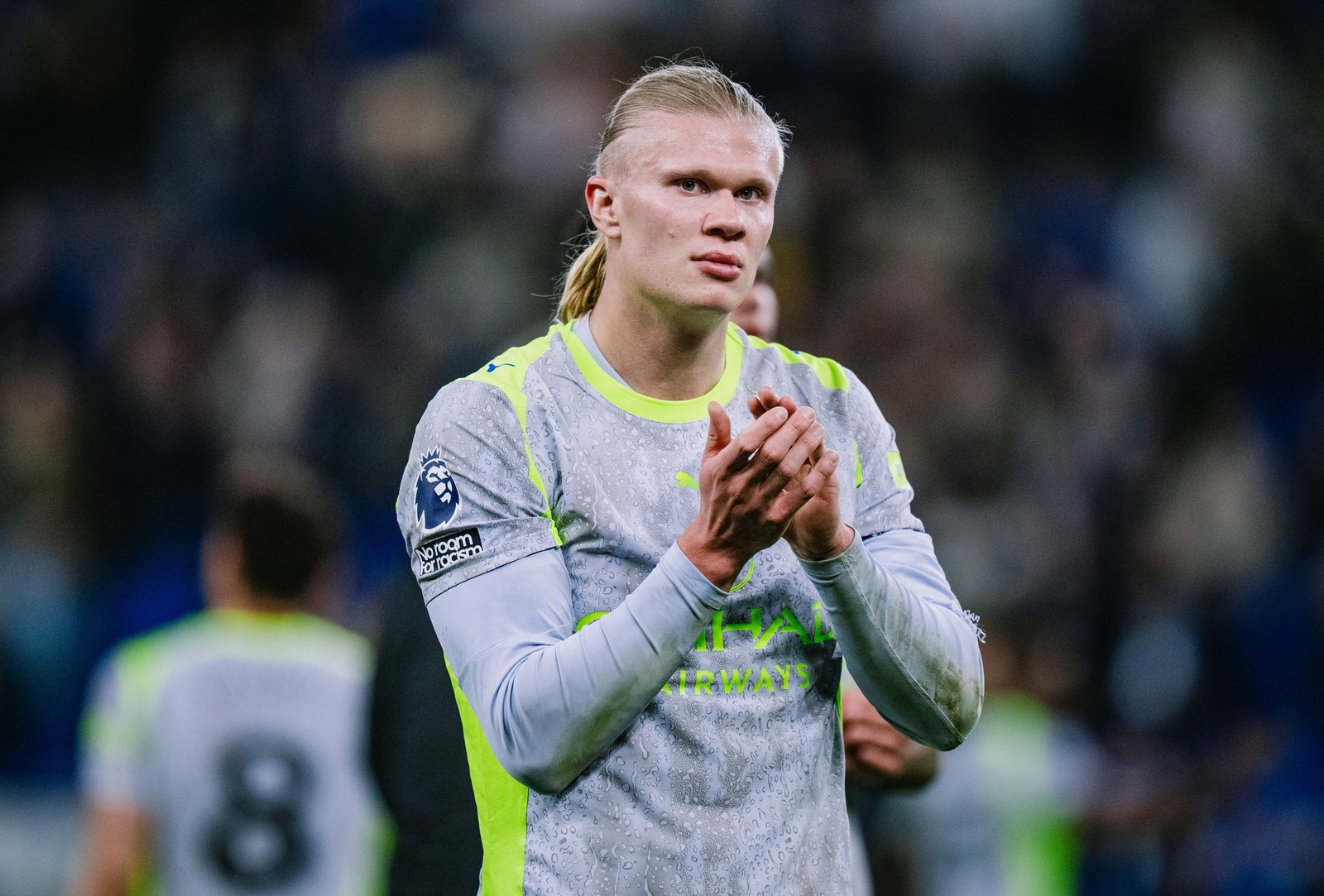 Erling Haaland agradece a los fans después del partido (Fuente: Manchester City).