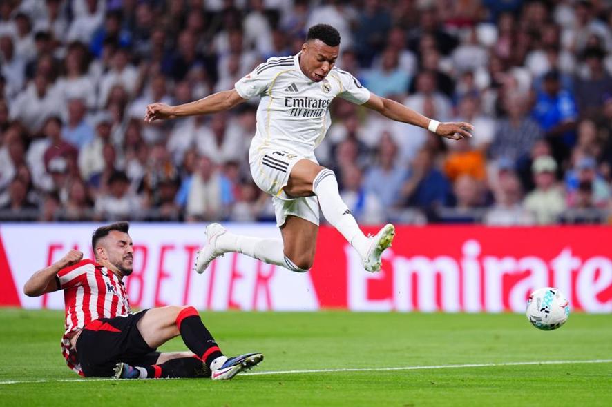 Kylian Mbappé saltando a Paredes (Foto de Luis Gabriel, Marca)