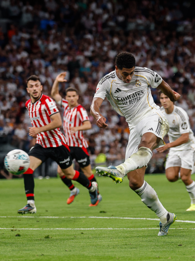 Jude Bellingham disparando con la izquierda para meter el segundo gol del encuentro (Foto del Real Madrid)