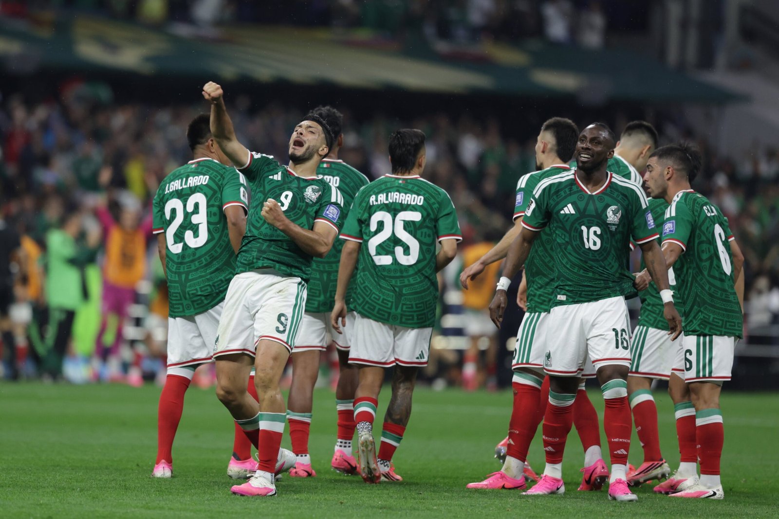 Los jugadores de la selección mexicana celebran la victoria. (Créditos: @miseleccionmx)