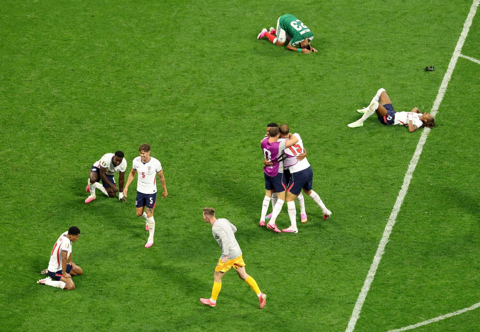 Los jugadores de la selección inglesa celebran el triunfo ante México en el Estadio Azteca. (Créditos: Darrian Traynor/Getty Images via England Football Team Facebook)