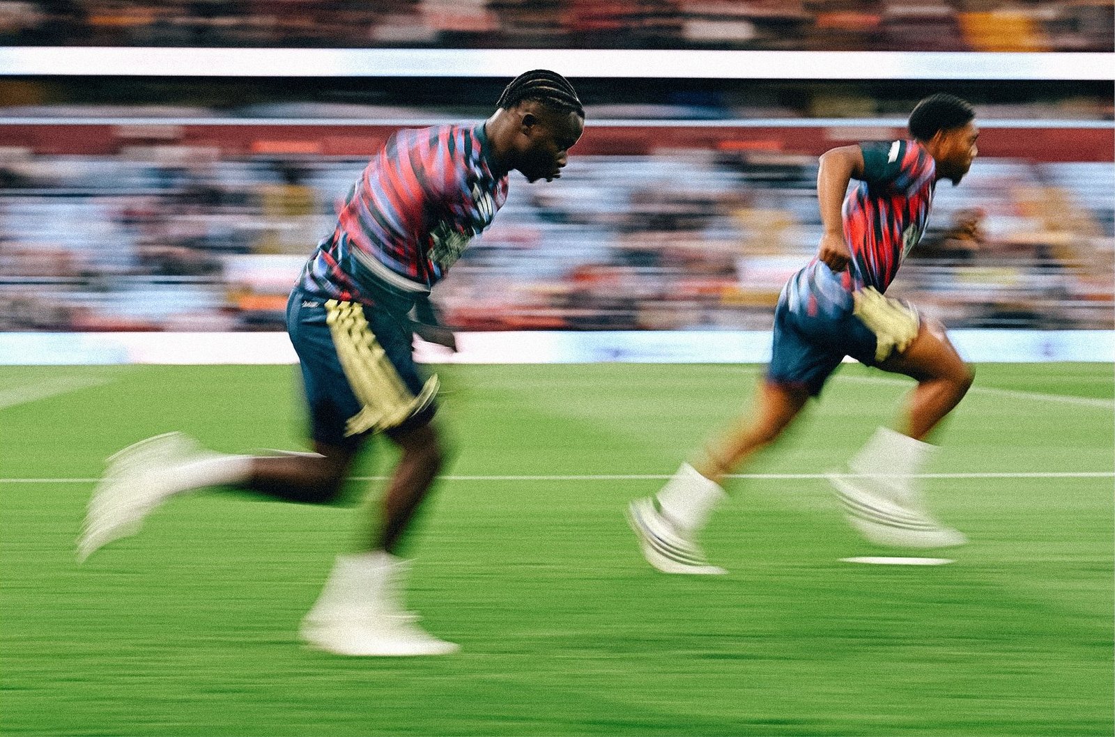 Bukayo Saka y Myles Lewis-Skelly en el entrenamiento previo al partido. (Créditos: @Arsenal en X)