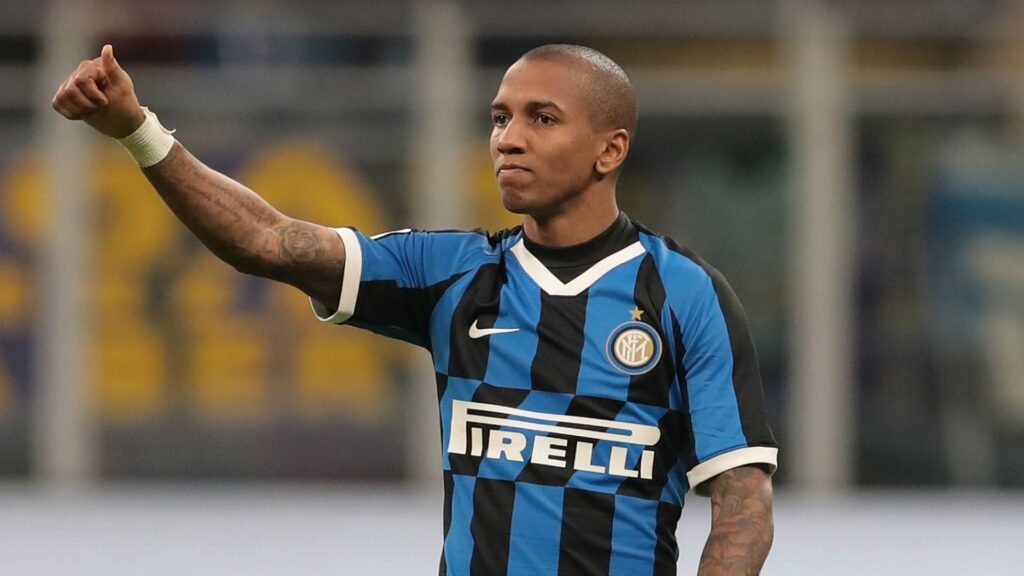Ashley Young en el Inter en la temporada 2019/20 levantando el pulgar en medio de un partido