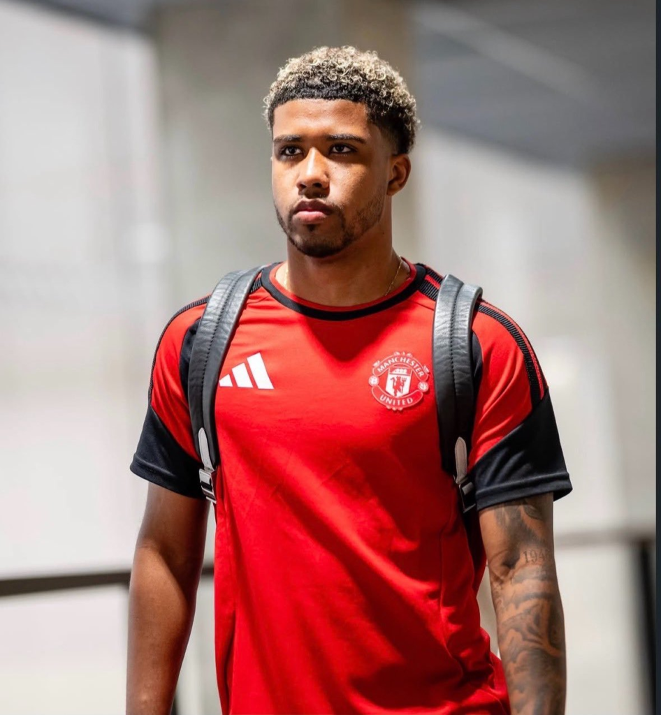 Andrey Santos con ropa de entrenamiento del Manchester United en un patido de pretemporada