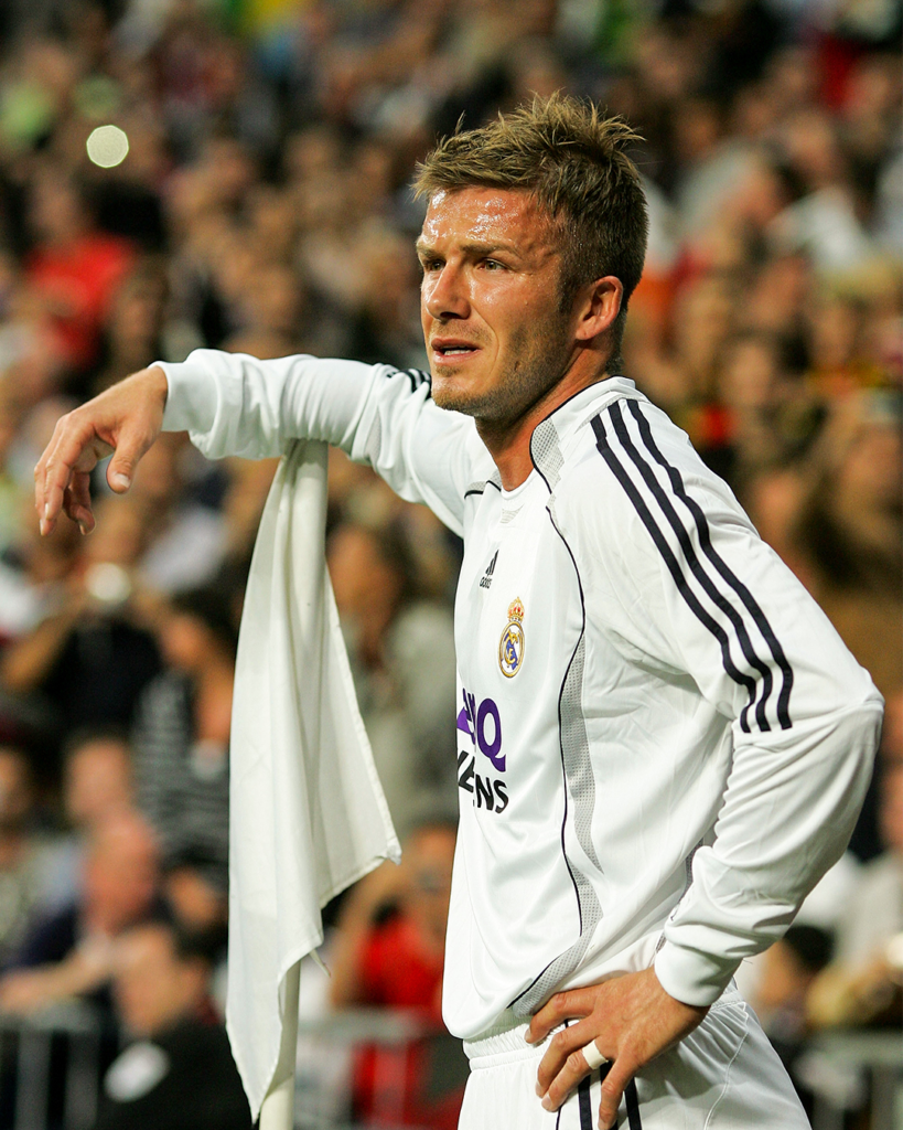 David Beckham durante un partido del Real Madrid sosteniendose en el banderín del córner