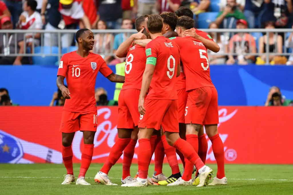 Jugadores de Inglaterra festejando un gol en Rusia 2018 con la camiseta roja