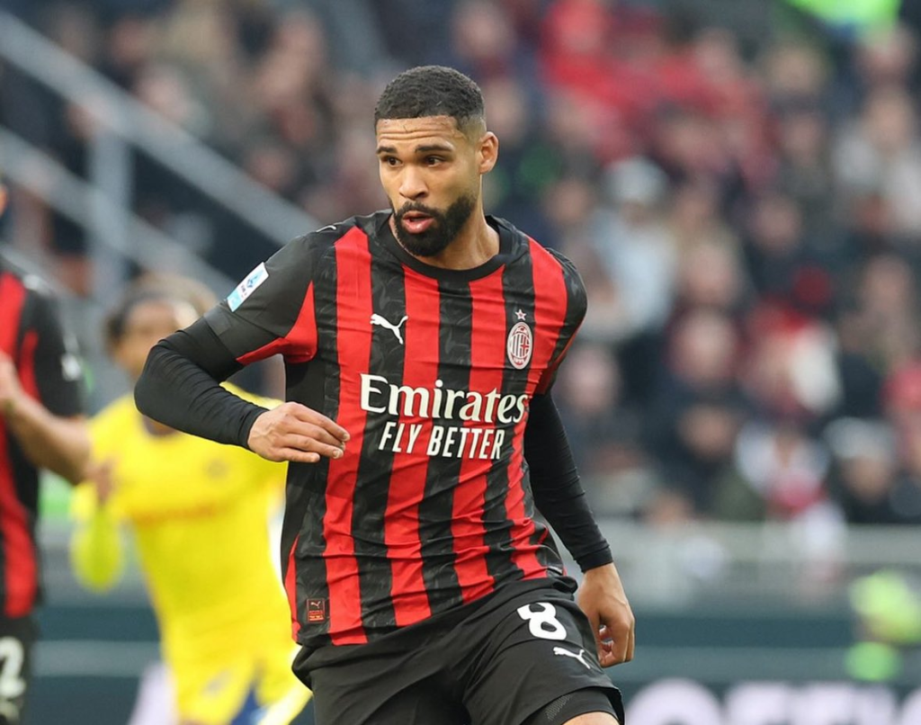 Ruben Loftus Cheek jugando en el Milan un partido por la Serie A