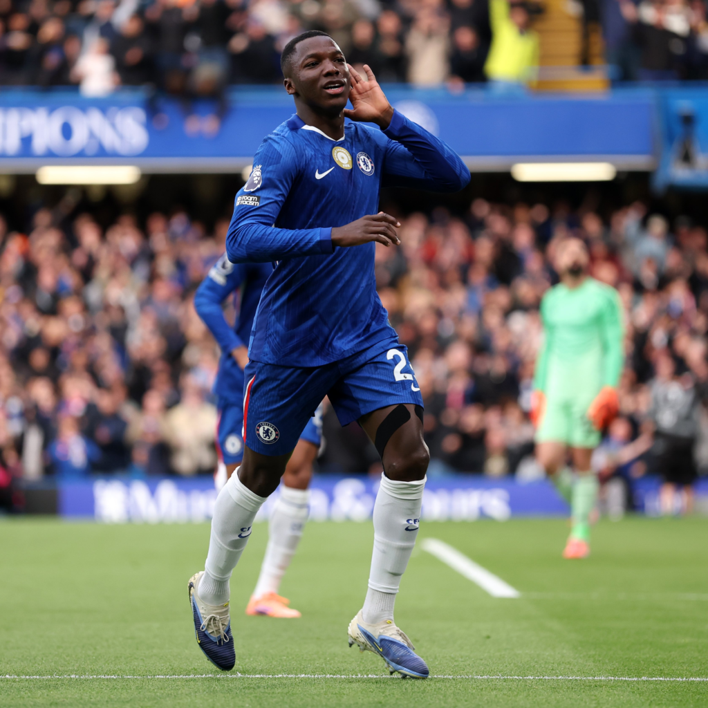 Moises Caicedo durante un partido de Chelsea en Stamford Bridge llevandose la mano al oido mientras mira a la hinchada de los Blues