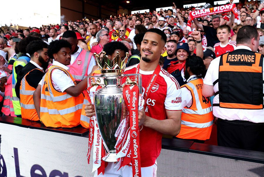 William Saliba levantando el título de la Premier League 2025/26 en el Emirates Stadium