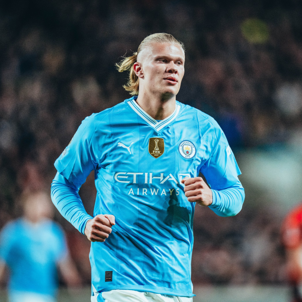 Erling Haaland durante un partido del Manchester City en la temporada 2023/24 con el parche de campeón del mundo en el pecho