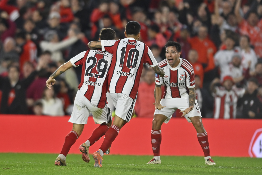 Ángel Correa, Gonzalo Montiel y Francisco Ortega festejan el 1 a 0 de River ante Argentinos Juniors en el estadio Monumental