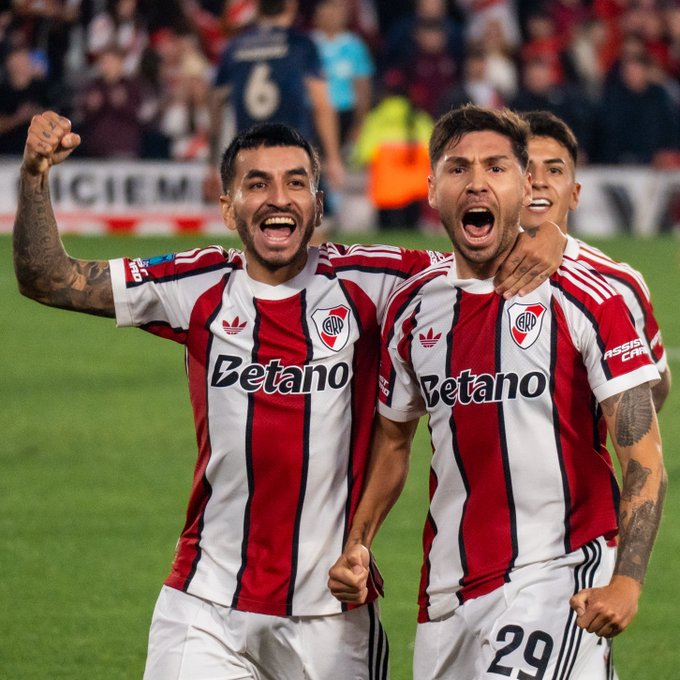 Ángel Correa y Gonzalo Montiel festejan el primer gol de River en el estadio Monumental ante Argentinos Juniors