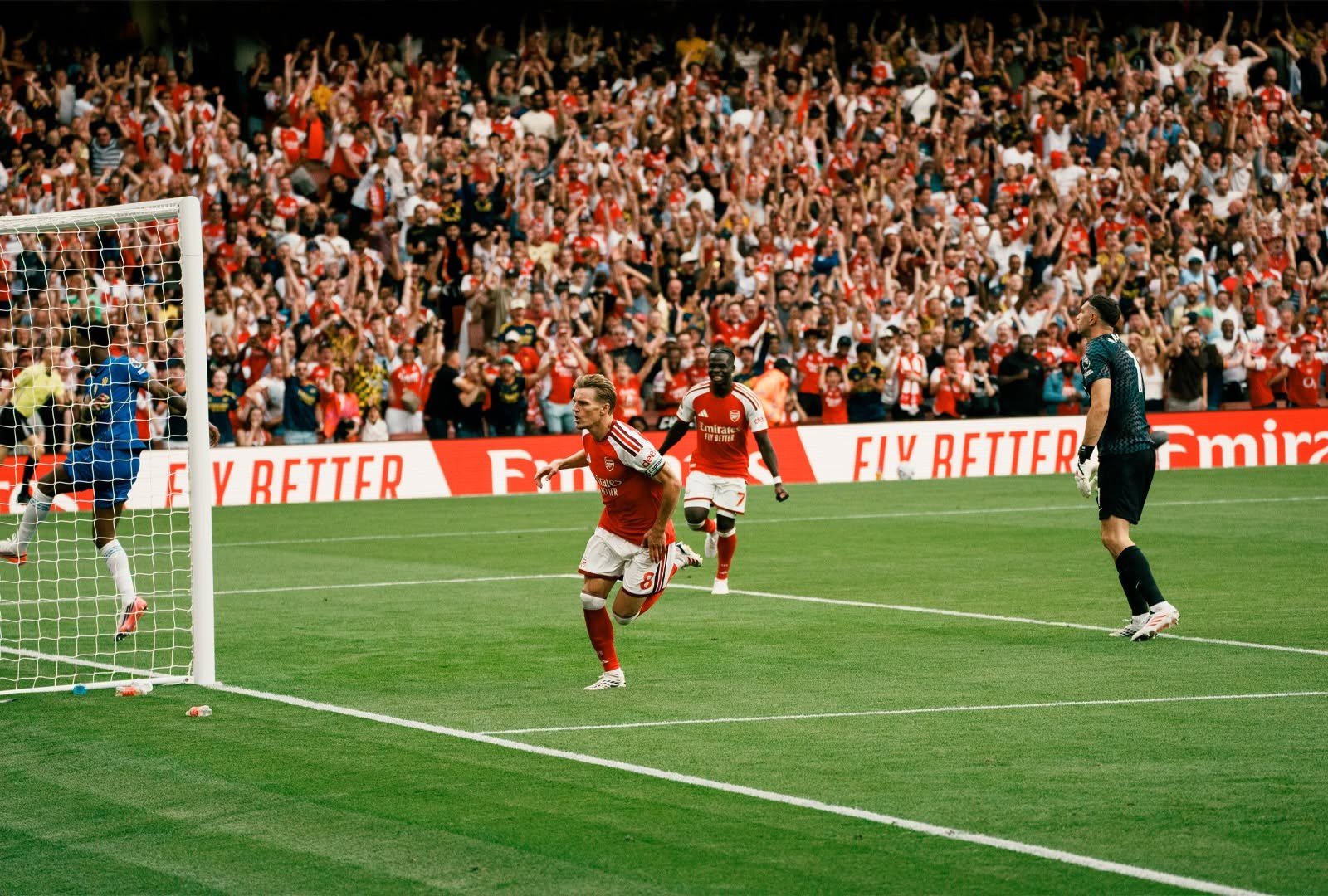 Martin Ødegaard celebra el 2-1 ante el Chelsea. (Créditos: Arsenal Facebook)