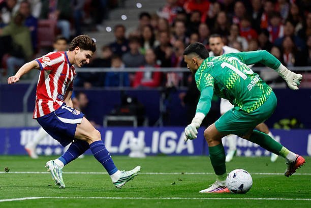 Julián Álvarez intenta marcar ante el Deportivo